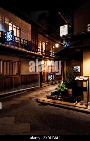 Pontocho, eine schmale Gasse mit stimmungsvollem Essen am Fluss Kamogawa, im Stadtzentrum von Kyoto, Region Kansai, Japan Stockfoto