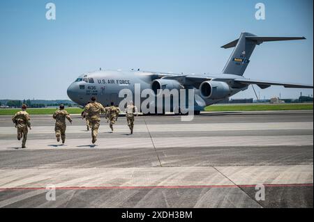 Die Mitglieder der US Air Force, die der 6. Airlift-Geschwader zugewiesen sind, laufen zu einem C-17 Globemaster III der US Air Force, während sie die Flush-Checkliste durchführten Stockfoto