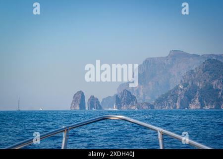 Segeln zu den berühmten Faraglioni Felsen auf Capri, Italien. Stockfoto