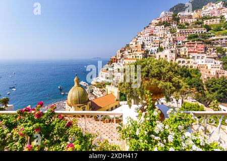 Luftaufnahme von Positano an der Amalfiküste in Kampanien, Italien. Stockfoto