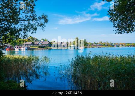 Vilnius, Litauen, 29. September 2023, Bootsverleih für Besucher an den Ruinen der Burg trakai in der Nähe der Stadt vilnius in einer Naturlandschaft umgeben von Seenwasser Stockfoto