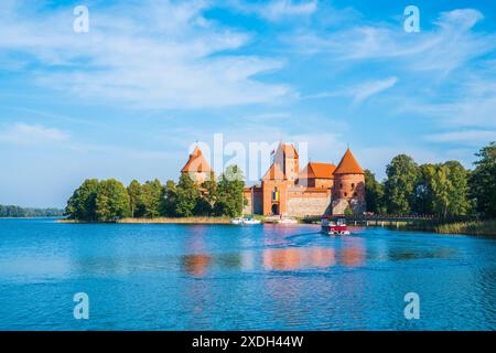 Vilnius, Litauen, 29. September 2023, Touristenboot an den Ruinen der Burg trakai in der Nähe der Stadt vilnius in einer Naturlandschaft umgeben von See Wasser, ein Tourist Stockfoto