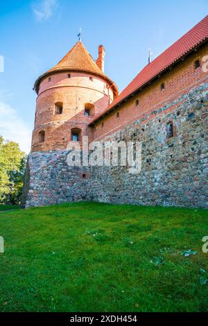 Vilnius, Litauen, 29. September 2023, antike historische Mauern der Burg trakai Ruinen in der Nähe von vilnius Stadt in Naturlandschaft umgeben von grüner Wiese Stockfoto