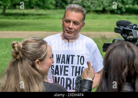 Chris Packham - TV-Tiermoderator - interviewt auf dem Restore Nature Now march durch London, 22. Juni 2024 Stockfoto