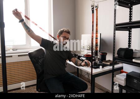 Fotograf analysiert negative in einem gut organisierten Arbeitsbereich Stockfoto