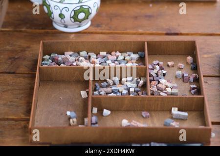 Das Material zur Dekoration der Wände von Häusern. Retro-Mosaikwürfel Stockfoto