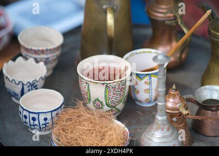 Tee-Zeremonie-Tisch im traditionellen arabischen Stil Stockfoto
