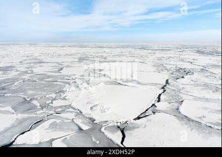 23. Februar 2024: Abashiri, Hokkaido, Japan: Eisschollen treiben auf dem Okhotsk-Meer bei Abashiri in Hokkaido im Norden Japans zusammen. Stockfoto