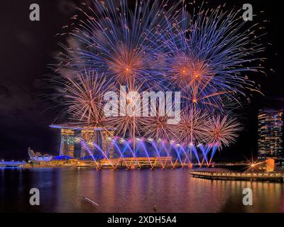 SINGAPUR - 22. JUNI 2024: Ein spektakuläres Feuerwerk bei der kombinierten Probe für die National Day Parade. Stockfoto