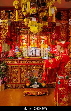 Hanoi, Vietnam - 29. Februar 2024: Traditionelle Schreine im Vietnamesischen Frauenmuseum, Hanoi Stockfoto