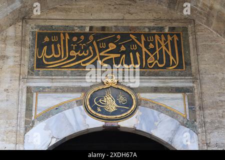 ISTANBUL, TÜRKEI - 11. SEPTEMBER 2017: Es ist die Tugra von Sultan Mehmet II. Fatih und eine kalligraphische Inschrift über den Kaisertoren des Topkapi Stockfoto