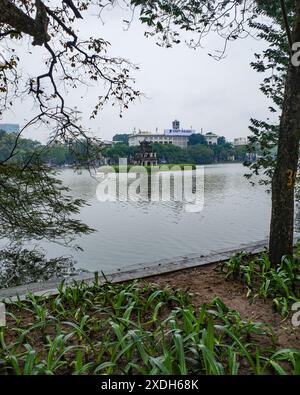 Hanoi, Vietnam - 28. Februar 2024: Hoan Kiem Lake, auch bekannt als Schwertsee mit Turtle Tower, Hanoi Stockfoto