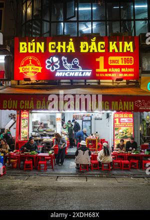 Hanoi, Vietnam - 28. Januar 2024: Vor dem von Michelin empfohlenen Restaurant Bun Cha DAC Kim in der Altstadt von Hanoi Stockfoto