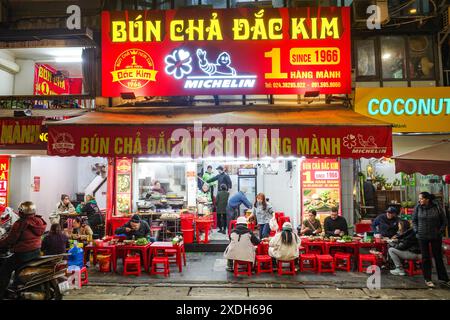 Hanoi, Vietnam - 28. Januar 2024: Vor dem von Michelin empfohlenen Restaurant Bun Cha DAC Kim in der Altstadt von Hanoi Stockfoto