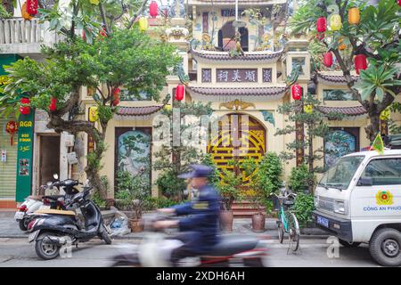 Hanoi, Vietnam - 28. Februar 2024: Traditioneller Pagode-Tempel in der Altstadt von Hanoi Stockfoto