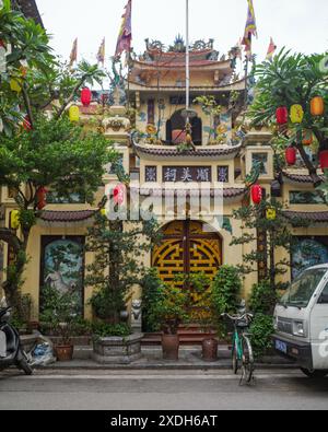 Hanoi, Vietnam - 28. Februar 2024: Traditioneller Pagode-Tempel in der Altstadt von Hanoi Stockfoto