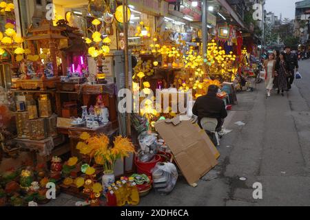 Hanoi, Vietnam - 28. Januar 2024: Händler verkaufen traditionelle Laternen auf den Straßen der Altstadt von Hanoi Stockfoto