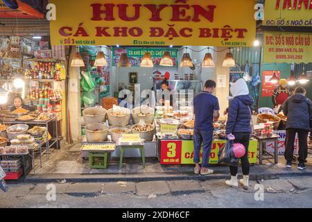 Hanoi, Vietnam - 28. Januar 2024: Imbissstände in der Altstadt von Hanoi Stockfoto