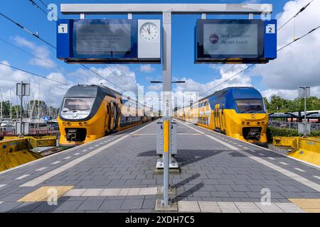 Nederlandse Spoorwegen VIRM Züge am Bahnhof Enkhuizen Stockfoto