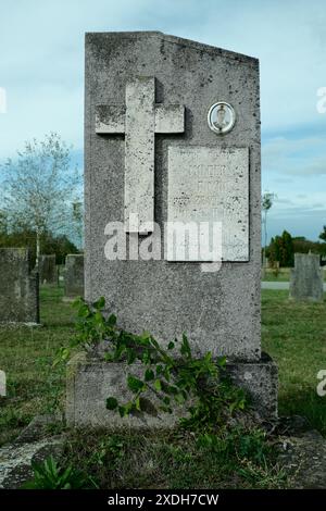 Alter Grabstein mit Kreuz und Epigraph auf einem alten Friedhof in Sombor, Vojvodina, Serbien Stockfoto