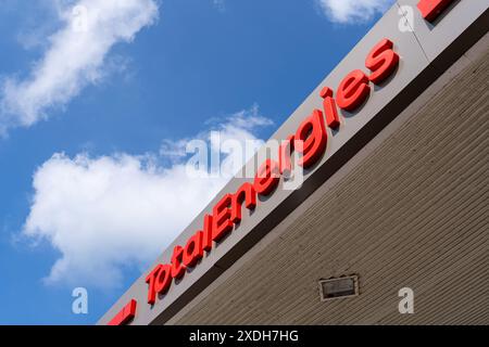 TotalEnergies Schild an der Tankstelle Stockfoto