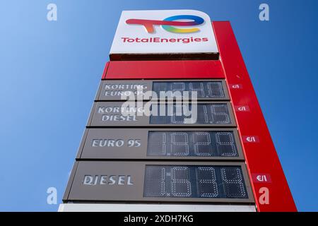 Preistafel an der TotalEnergies Tankstelle Stockfoto