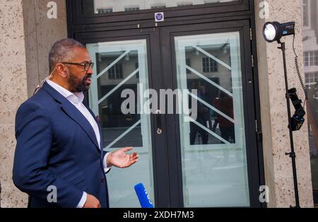 London, Großbritannien. Juni 2024. Innenminister James gibt geschickt Interviews vor der BBC, nachdem er am Sonntag mit Laura Kuenssberg auftrat. Er wurde nach dem Wettskandal der Konservativen gefragt. Quelle: Mark Thomas/Alamy Live News Stockfoto