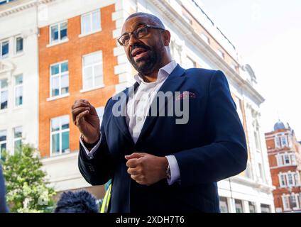 London, Großbritannien. Juni 2024. Innenminister James gibt geschickt Interviews vor der BBC, nachdem er am Sonntag mit Laura Kuenssberg auftrat. Er wurde nach dem Wettskandal der Konservativen gefragt. Quelle: Mark Thomas/Alamy Live News Stockfoto