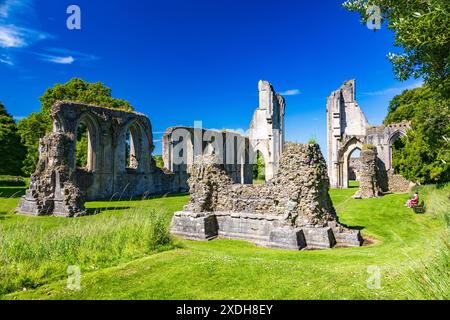 Die Ruinen der Glastonbury Abbey stammen aus dem 8. Jahrhundert und sind heute ein geplantes Ancient Monument in Somerset, England, Großbritannien Stockfoto