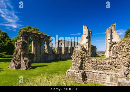 Die Ruinen der Glastonbury Abbey stammen aus dem 8. Jahrhundert und sind heute ein geplantes Ancient Monument in Somerset, England, Großbritannien Stockfoto