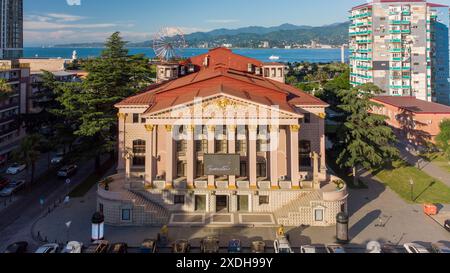 Batumi State Drama Theater benannt nach Chavchavadse. Reisen durch Georgia. Hintergrund von Batumi im Sommer im Juni. Stadtbild in Georgien. Stockfoto