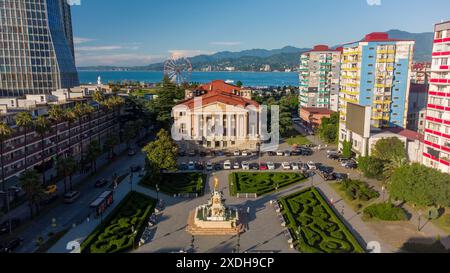 Batumi State Drama Theater benannt nach Chavchavadze und dem Neptunbrunnen. Reisen durch Georgia. Hintergrund von Batumi im Sommer im Juni. Citysc Stockfoto