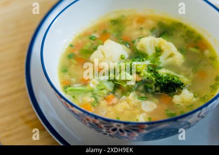 Vegetarische Linsensuppe mit Blumenkohl und Brokkoli Stockfoto