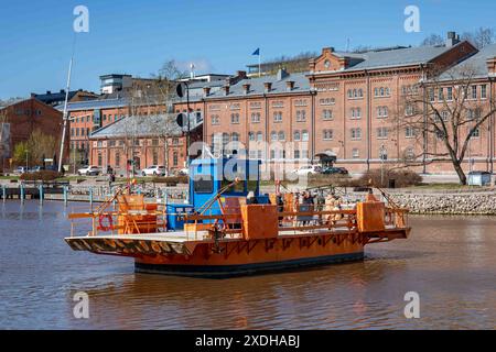 Die Seilfähre Föri wurde 1903 in ab Vulcan gebaut und überquerte den Fluss Aura in Turku, Finnland Stockfoto
