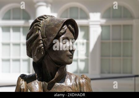 Nahaufnahme des Kopfes der Jane-Austen-Statue auf dem Basingstoke Marktplatz durch den Bildhauer Adam Roud zum 200. Todestag. UK Stockfoto