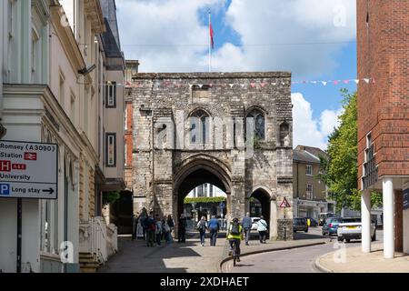 Das mittelalterliche Westgate Museum an der Winchester High Street, das in den 1100er Jahren von den Normannen erbaut wurde und früher ein Schuldnergefängnis und Eingang zur Stadt war. UK Stockfoto