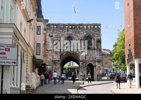 Das mittelalterliche Westgate Museum an der Winchester High Street, das in den 1100er Jahren von den Normannen erbaut wurde und früher ein Schuldnergefängnis und Eingang zur Stadt war. UK Stockfoto