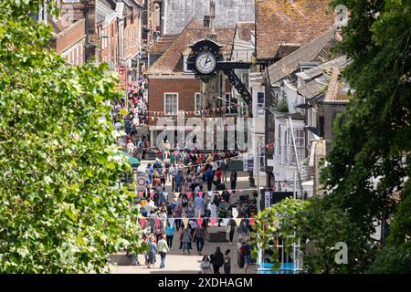 Aus der Vogelperspektive über das Stadtzentrum von Winchester, vom Westgate Museum mit der Fußgängerzone der oberen High Street und der Uhr aus dem 19. Jahrhundert, Großbritannien Stockfoto