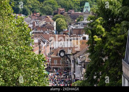 Blick aus der Vogelperspektive über das Stadtzentrum von Winchester mit Besuchern und Einkäufern, die entlang der Fußgängerzone der oberen High Street und der Uhr des 19. Jahrhunderts in Großbritannien spazieren Stockfoto