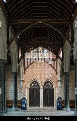 Wunderschöne Edelstahl-Tore von Antony Robinson erinnern an die Hochzeit von Prinz Charles und Lady Diana im Jahr 1981. Winchester Great Hall, Großbritannien Stockfoto