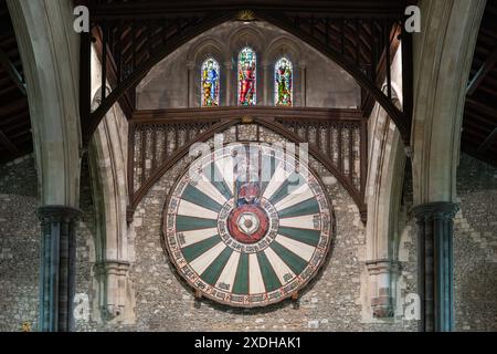 Eine Eichenreplik des legendären Round Table of King Arthur aus dem 13. Jahrhundert, ausgestellt an einer Wand in Winchester Great Hall, England Stockfoto