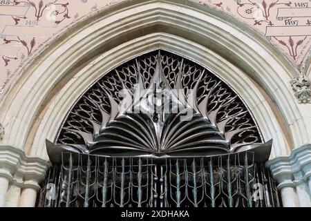 Wunderschöne Edelstahl-Tore von Antony Robinson erinnern an die Hochzeit von Prinz Charles und Lady Diana im Jahr 1981. Winchester Great Hall, Großbritannien Stockfoto