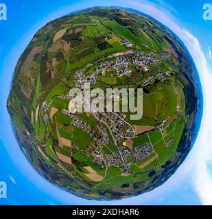 Luftaufnahme, Wohngebiet, Blick auf Wenholthausen, umgeben von Wiesen und Feldern, Globus, Fischaugenbild, 360-Grad-Bild, winzige Welt, l Stockfoto