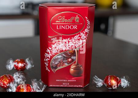 Luxuriöse Lindor Schokoladentrüffel mit Lindt Schokoladenbox. Lindt ist ein Schweizer Chocolatier- und Süßwarenunternehmen, das 1845 gegründet wurde Stockfoto