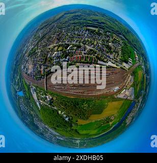 Luftaufnahme, Wohngebiet Nahansicht Bezirk Vorhalle, großer Güterbahnhof Rangierbahnhof mit Güterzügen, Erdkugel, Fischaugenbild, 360 d Stockfoto