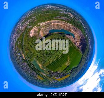 Luftaufnahme, Steinbruch Donnerkuhle Hagen Halden mit Waldgebiet Naturschutzgebiet Ochsenkamp, Blick auf den Bezirk Herbeck, Erdkugel, Fischaugenbild, 360 Grad Stockfoto