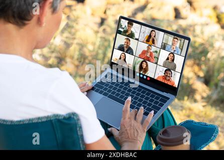 Frau, die an einer Videokonferenz im Freien teilnimmt Stockfoto