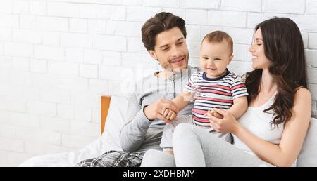 Happy Family Entspannen Sie Sich Morgens Auf Dem Bett Zu Hause Stockfoto