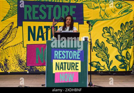 London, Großbritannien. Juni 2024. Die Naturforscherin und Fernsehmoderatorin Liz Bonnin spricht bei der Restore Nature Now Rallye auf dem Parliament Square. Zehntausende von Menschen und zahlreiche Natur- und Wildtiergruppen marschierten im Zentrum Londons und forderten die Regierung auf, mehr für die Wiederherstellung und den Schutz der Natur zu tun. Quelle: Vuk Valcic/Alamy Live News Stockfoto