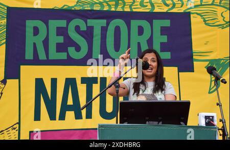 London, Großbritannien. Juni 2024. Die Naturforscherin und Fernsehmoderatorin Liz Bonnin spricht bei der Restore Nature Now Rallye auf dem Parliament Square. Zehntausende von Menschen und zahlreiche Natur- und Wildtiergruppen marschierten im Zentrum Londons und forderten die Regierung auf, mehr für die Wiederherstellung und den Schutz der Natur zu tun. Quelle: Vuk Valcic/Alamy Live News Stockfoto